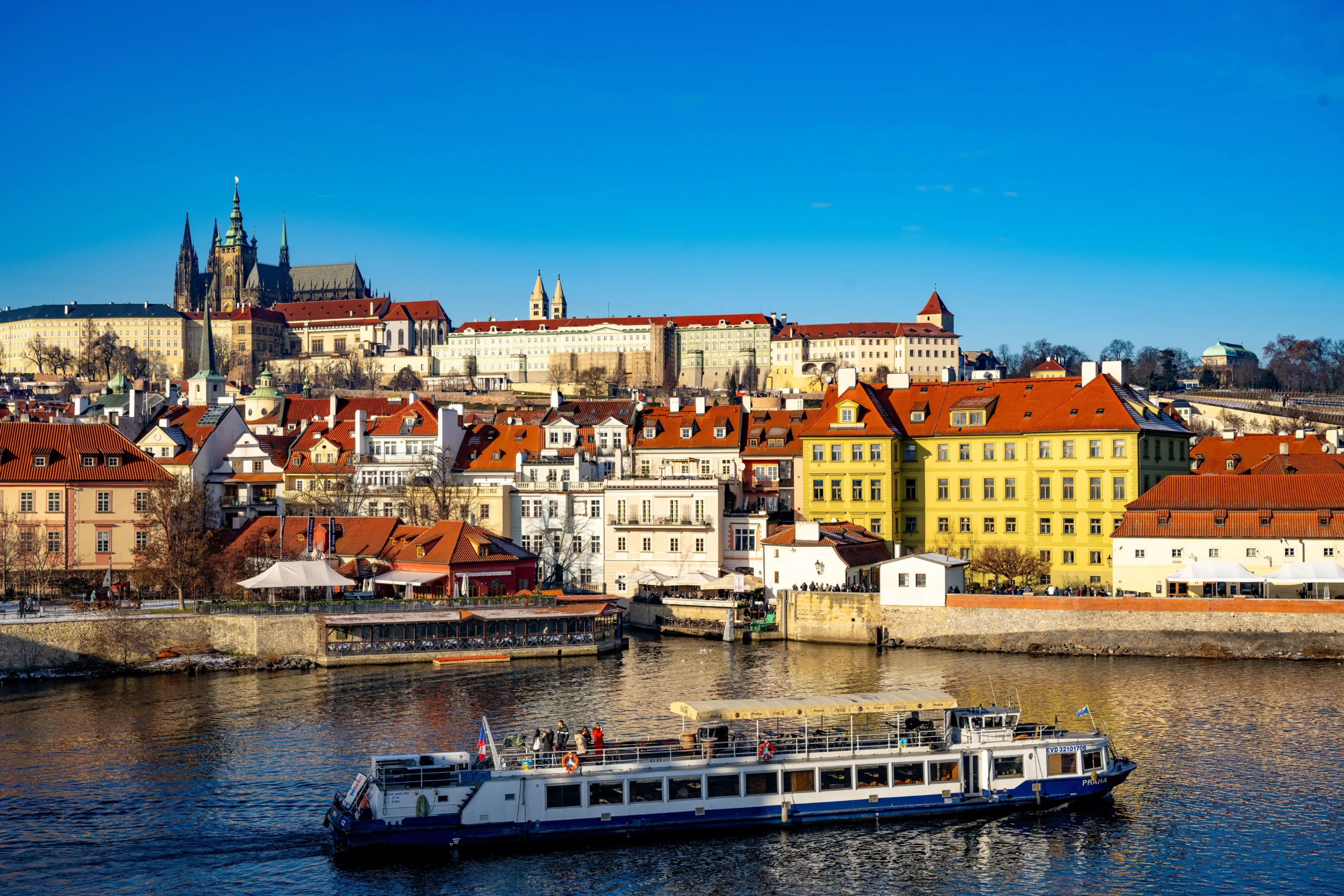 Prague vs Krakow: Which Is Cheaper for Backpackers in 2026? 4 Prague Castle and river cruise boat on the Vltava, part of our Prague vs Krakow backpacker comparison